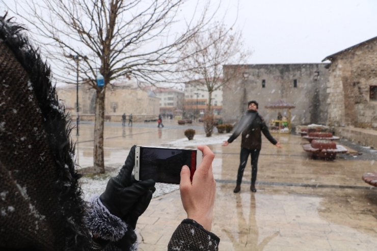 Kar Yağışını Fırsat Bilen Vatandaşlar Doyasıya Fotoğraf Çektirdi