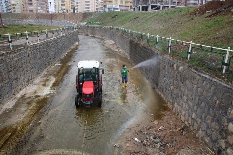 Karaköprü’de Kapsamlı İlaçlama Çalışması