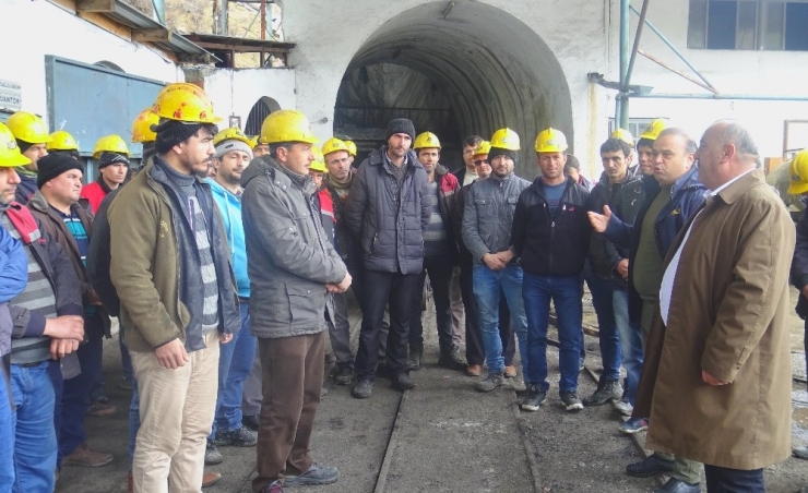 Kömür Ocağında Çalışan İşçiler Maaşlarını Zamanında Alamadıkları İçin İş Bıraktı