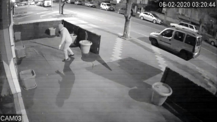 Taşla Camını Kırıp Girdiği İş Yerinden Sadaka Kutusunu Çaldı