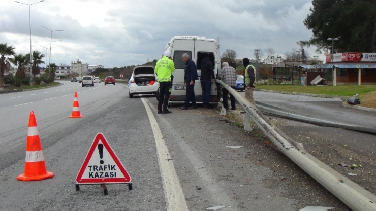 Çelik Bariyer Minibüse Ok Gibi Saplandı