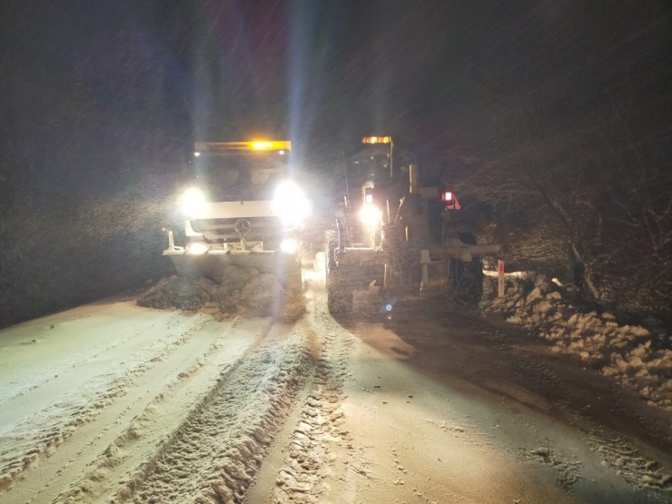 Manisa’da Karla Mücadele Devam Ediyor