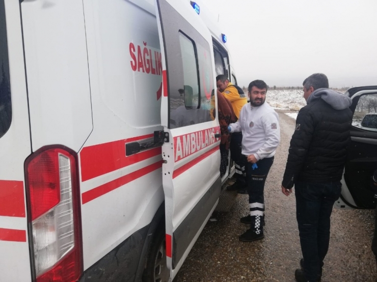 Kardan Kapanan Yolu Açıp Yaşlı Kadını Hastaneye Yetiştirdiler