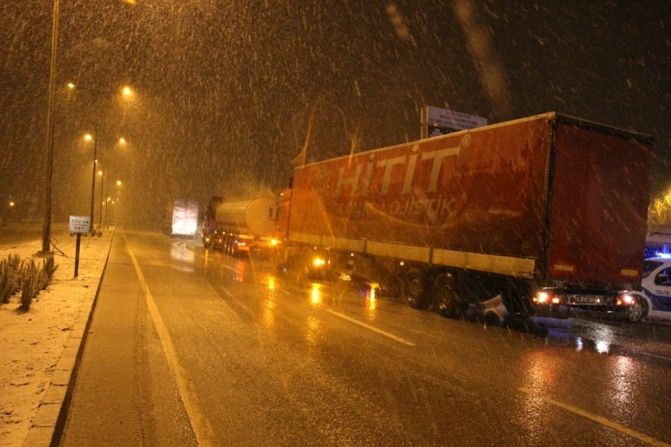 Yoğun Kar Yağışında Kavacık Rampası Kısa Süreliğine Kapandı