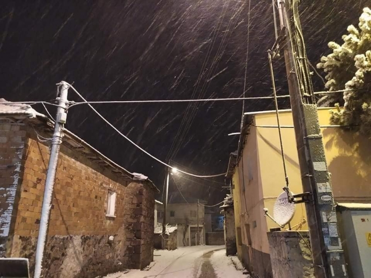 Üç İlçenin Yüksek Kesimlerine Kar Yağdı