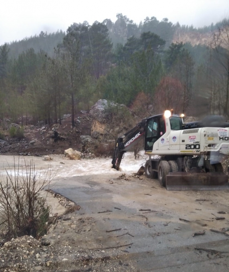 Mersin’de Ekipler Sel Ve Taşkınlara Karşı Teyakkuzda