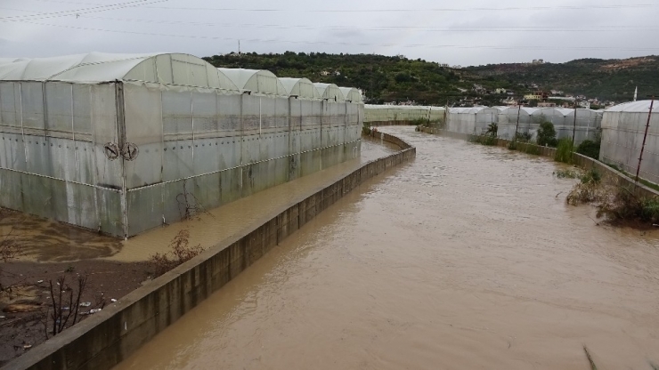 Sel Yol Kapattı, Bahçeleri Seraları Sular Altında Bıraktı