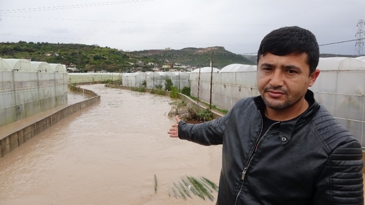 Sel Yol Kapattı, Bahçeleri Seraları Sular Altında Bıraktı