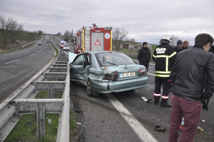 Kontrolden Çıkan Otomobil Orta Refüje Çarparak Durabildi