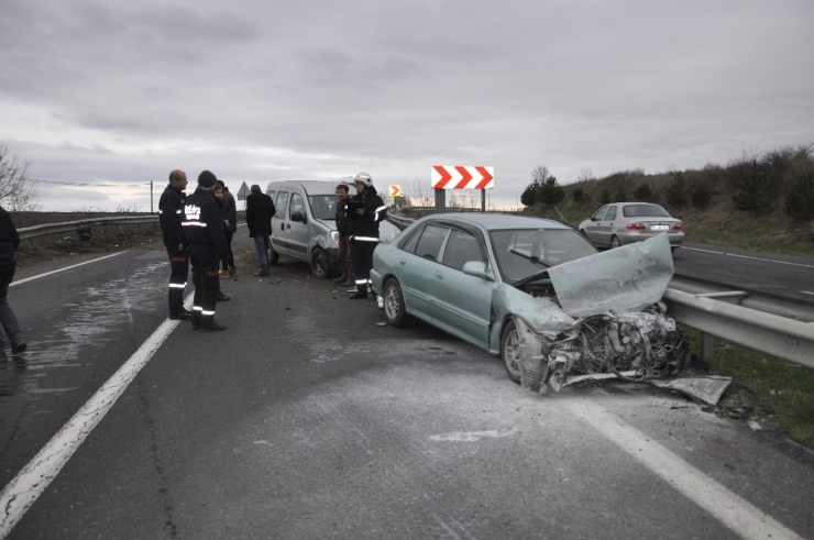 Kontrolden Çıkan Otomobil Orta Refüje Çarparak Durabildi