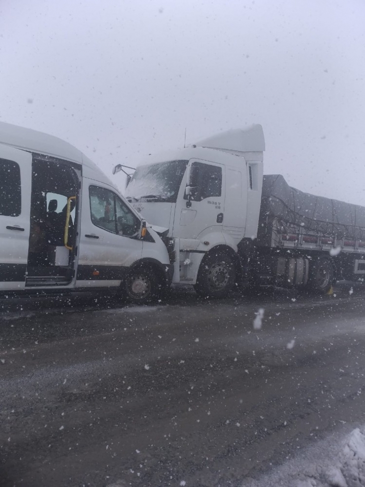 Bulanık-muş Yolunda Kaza: 2 Yaralı
