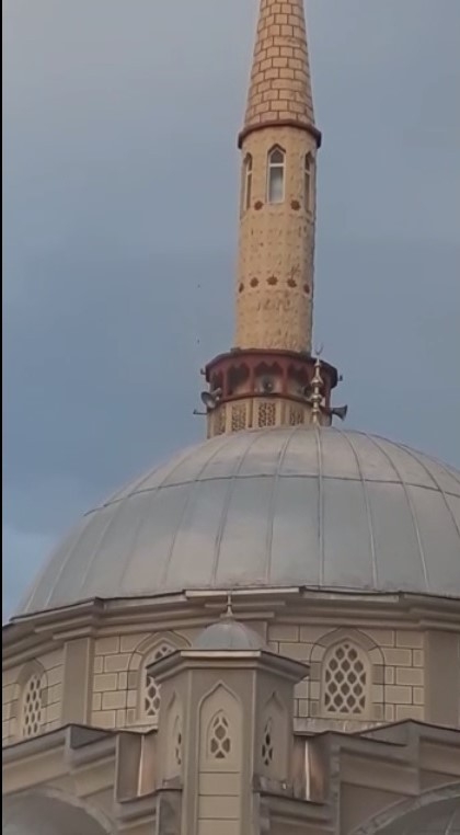 Fırtına Minareyi Beşik Gibi Salladı