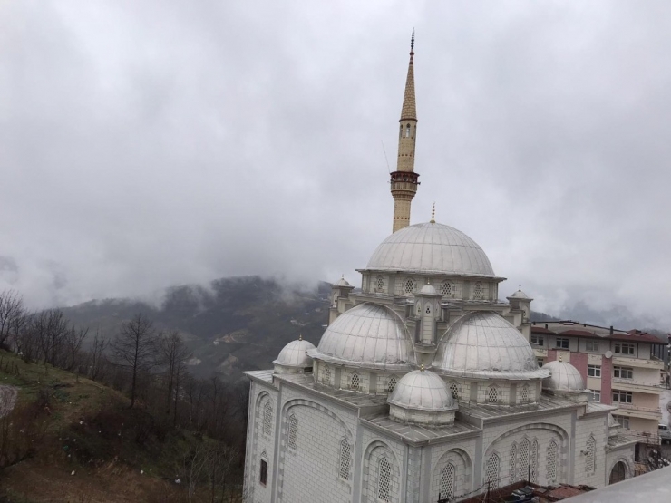 Fırtına Minareyi Beşik Gibi Salladı