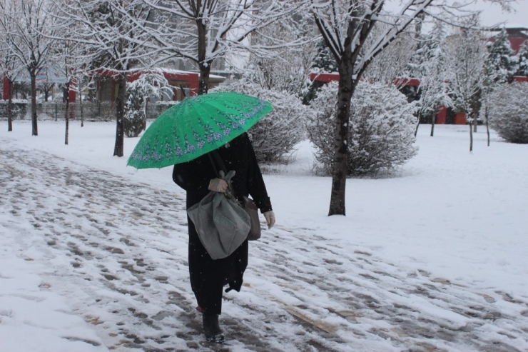 Uşak Kent Merkezine Mevsimin İlk Karı Yağdı