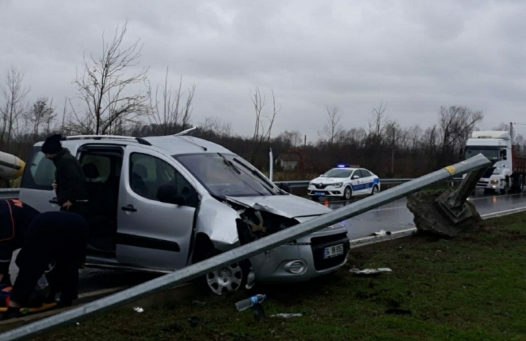 Samsun’da Kapalı Kasa Kamyonetler Çarpıştı: 4 Yaralı
