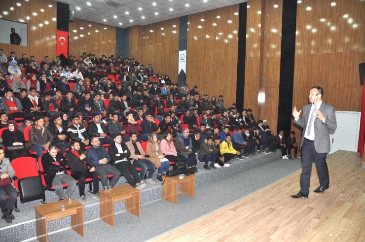 Liseli Öğrencilere "Üniversite Sınavlarında Başarı Kodları" Semineri Verildi