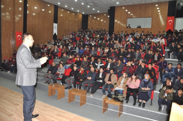 Liseli Öğrencilere "Üniversite Sınavlarında Başarı Kodları" Semineri Verildi