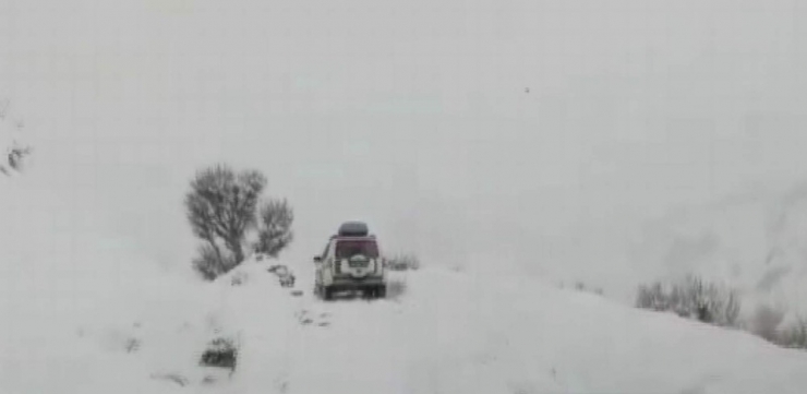 Sağlık Ekipleri Kapanan Yolda Yürüyüp Hastayı Battaniye İle Ambulansa Taşıdı