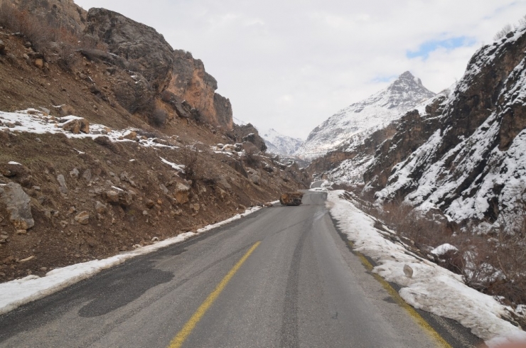 Kaya Parçası Yola Düştü, İha Muhabiri Şans Eseri Kurtuldu