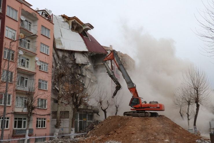 Malatya’da Riskli Binalar Yıkılmaya Devam Ediyor