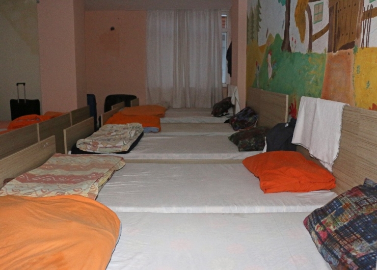 90 Evsiz Bimekan Çatısı Altında