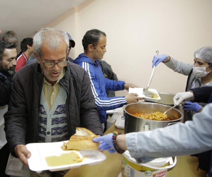 90 Evsiz Bimekan Çatısı Altında