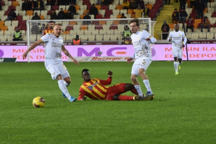 Süper Lig: Yeni Malatyaspor: 0 - Mke Ankaragücü: 0 (İlk Yarı)