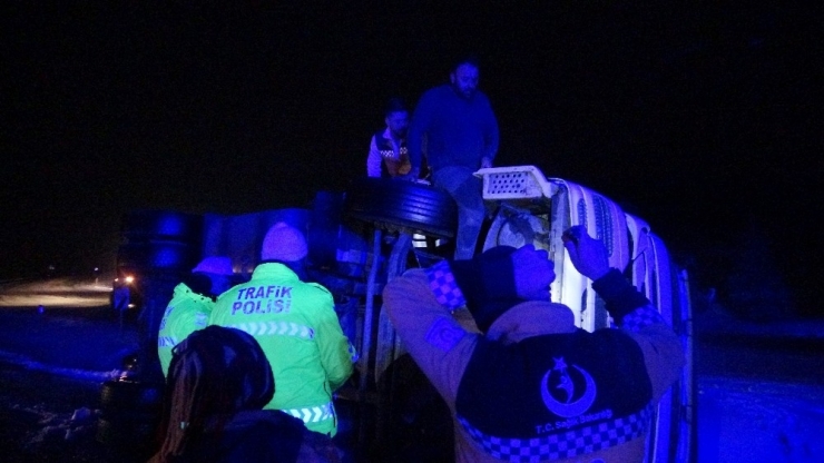 Tokat’ta Buzlanan Yolda Tır Devrildi: 2 Yaralı