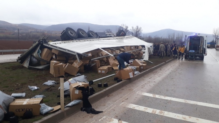 Giysi Yüklü Tır Devrildi: 1 Yaralı