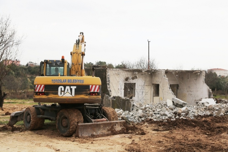Toroslar’da Metruk Binaların Yıkımı Sürüyor