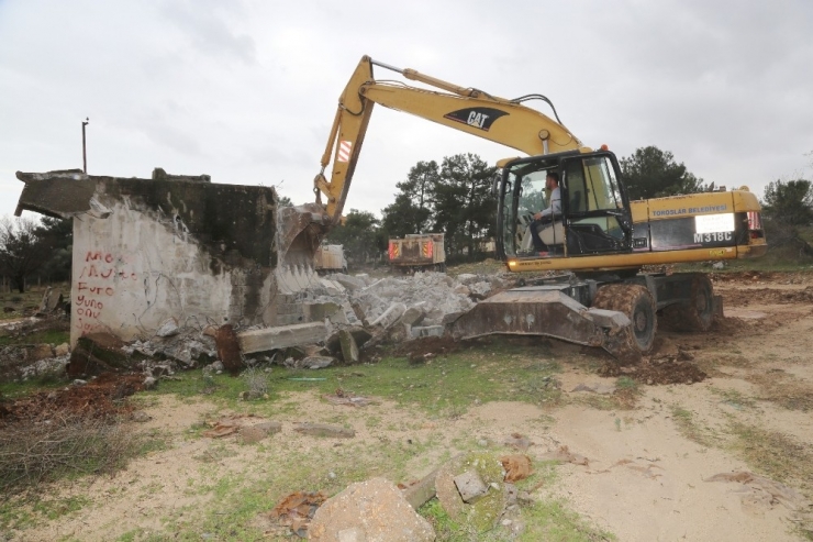 Toroslar’da Metruk Binaların Yıkımı Sürüyor