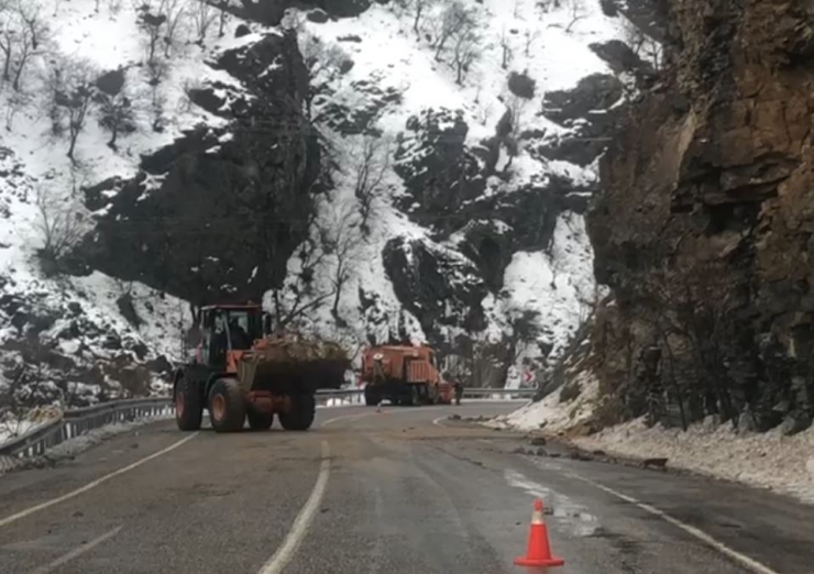 Kara Yoluna Dev Kayalar Düştü, Ekipler Temizledi