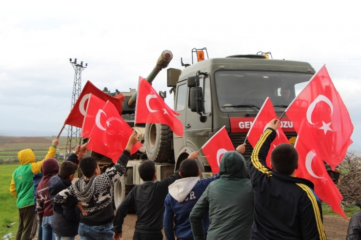Çocuklar Askerleri Bayraklarla Karşıladı