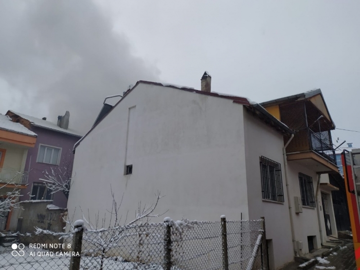 Fırının Odunluk Deposunda Çıkan Yangın 2 Eve Sıçradı