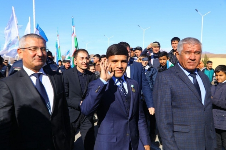 Wba Ve Ibf Şampiyonu Özbek Boksör, Doğduğu Namangan’da Coşkuyla Karşılandı