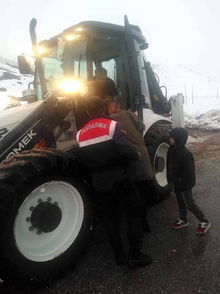 Adana’da Sağanak Yağış Nedeniyle Yol Çöktü