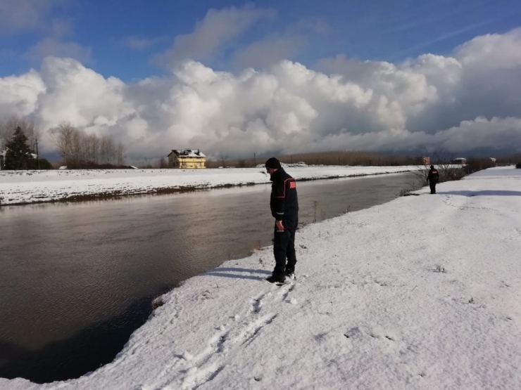 Kızının Peşinden Irmağa Atlayınca Kaybolan Babayı Arama Çalışması