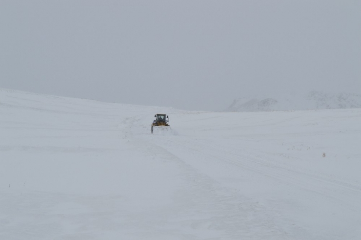Ağrı’da Kar Köy Yollarını Kapadı, Ekipler Hastalar İçin Seferber Oldu