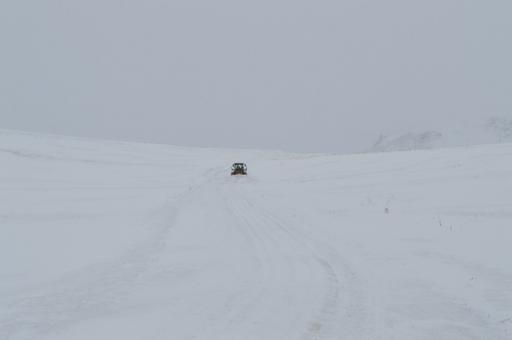 Ağrı’da Kar Köy Yollarını Kapadı, Ekipler Hastalar İçin Seferber Oldu
