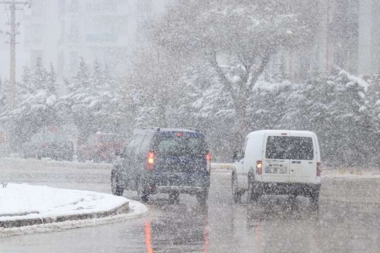Aksaray’da Kar Yağışı Etkisini Sürdürüyor