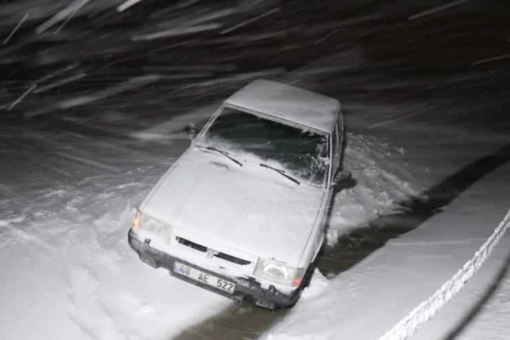 Aksaray’da Etkisini Artıran Kar Yağışı Tipi Ve Fırtınaya Dönüştü