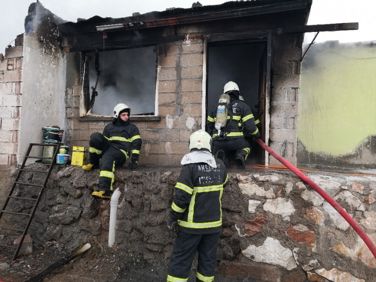 Aksaray’da Sobadan Çıkan Yangın Müstakil Evi Kül Etti