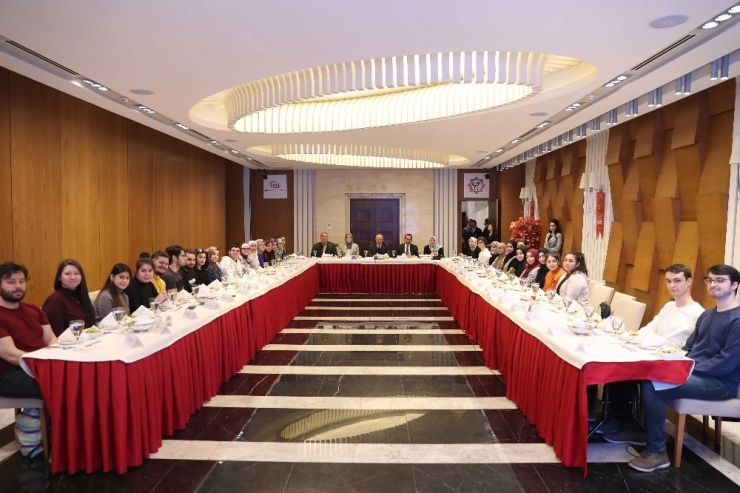 Ato Başkanı Baran Yabancı Öğrencilerle Bir Araya Geldi