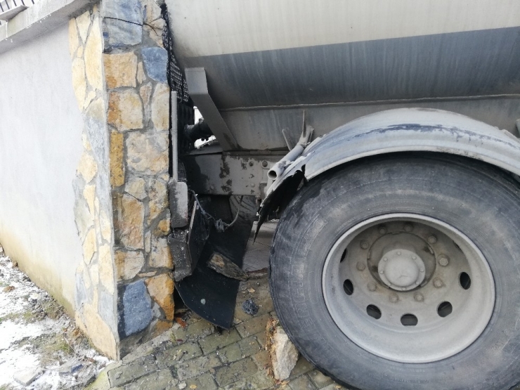 Avcılar’da Buzlanan Yolda Kayan Tanker Bahçe Duvarına Daldı