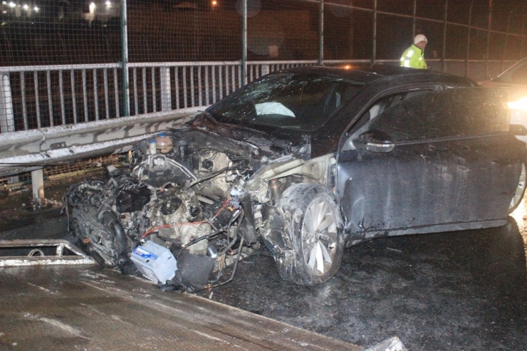 Otomobil Kamyonete Arkadan Çarptı: 1’i Ağır 3 Yaralı