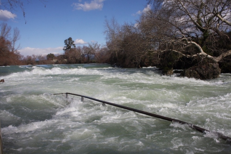 Manavgat Irmağında Su Seviyesi Yükseldi, Tesisler Su Altında Kaldı