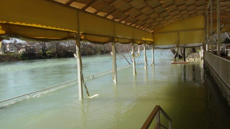 Manavgat Irmağında Su Seviyesi Yükseldi, Tesisler Su Altında Kaldı