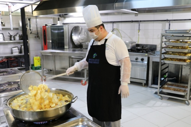 Beykoz’da Soğuk Kış Günlerinde İhtiyaç Sahiplerine Yemek Dağıtılıyor