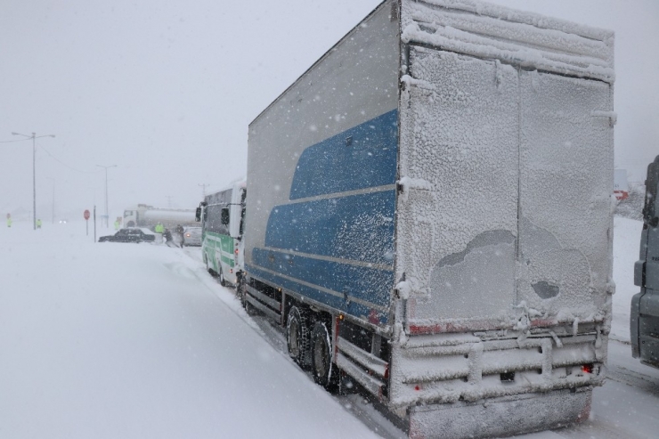 Bolu’da Şiddetli Kar Yağışı Devam Ediyor