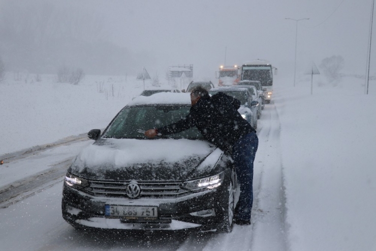 Bolu’da Şiddetli Kar Yağışı Devam Ediyor